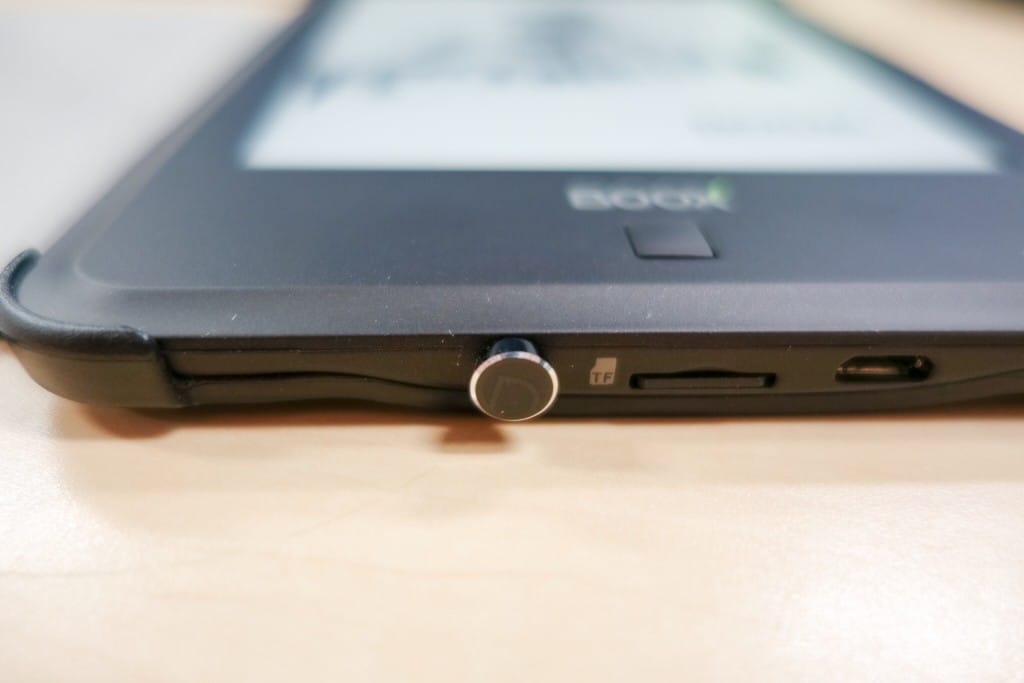 アルミ製イヤホンジャックカバー with SIMピンを装着