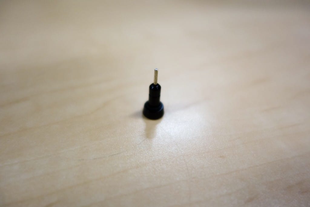 Deff アルミ製イヤホンジャックカバー with SIMピン（黒）